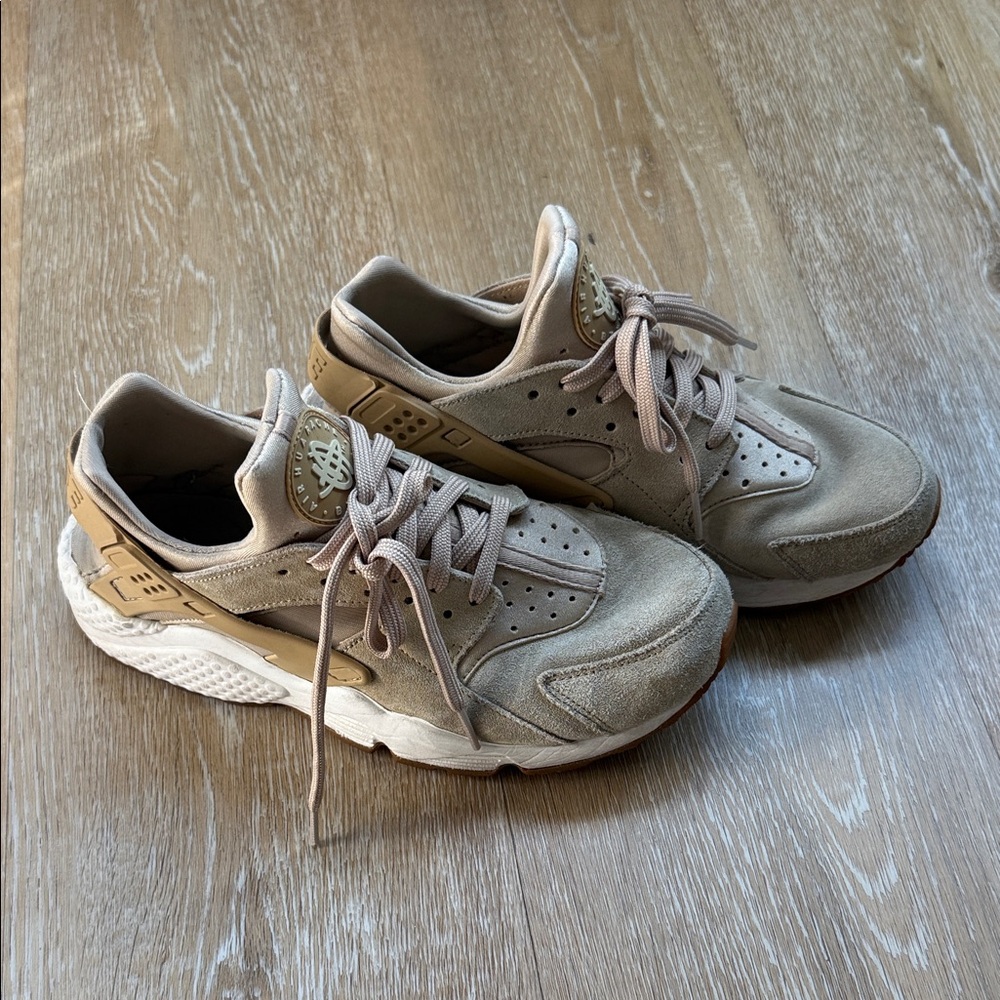 Nike air huaracheBeige and White Sneakers